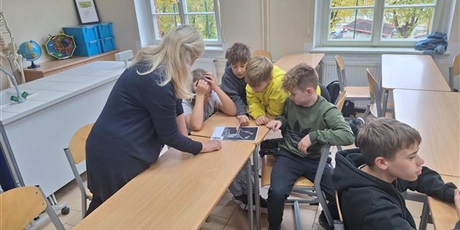 Powiększ grafikę: Praca w grupach.