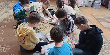 Powiększ grafikę: Czytanie wybranych książek.