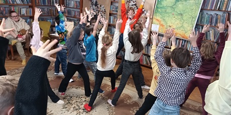 Powiększ grafikę: Zabawy ruchowe.