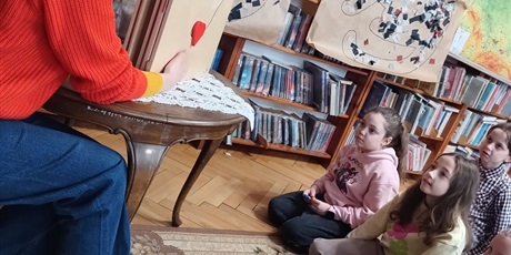 Powiększ grafikę: Czytanie baśni.