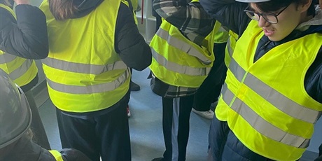 Powiększ grafikę: Uczniowie ubierają stroje ochronne.