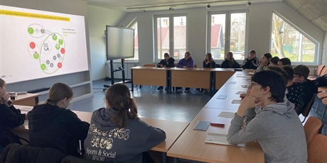 Powiększ grafikę: Uczniowie w sali konferencyjnej.