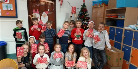 Powiększ grafikę: Prezenty pod choinką.