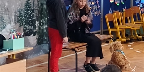 Powiększ grafikę: Pani z psem na spacerze.