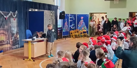 Powiększ grafikę: Aktorzy i publiczność.