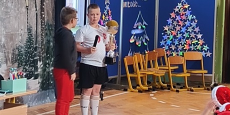 Powiększ grafikę: Piłkarz.