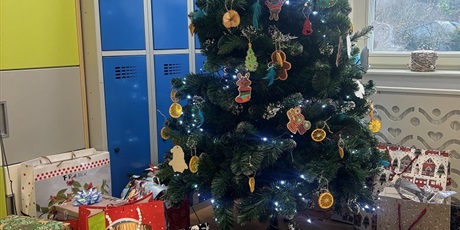 Powiększ grafikę: Choinka z prezentami