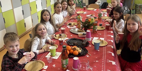 Powiększ grafikę: Klasa 3 podczas wigili.