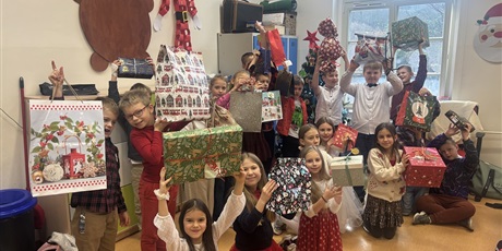 Powiększ grafikę: Radość z podarunków.