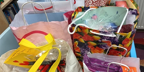 Powiększ grafikę: Kawa, herbata, ciasteczka i dobre słowo na laurce.