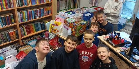 Powiększ grafikę: Uczniowie z paczkami dla seniorów.