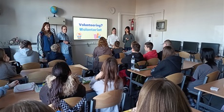 Powiększ grafikę: Prezentacja dotycząca wolontariatu.