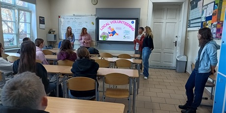 Powiększ grafikę: Uczniowie klasy 8 odpowiadają na pytania.