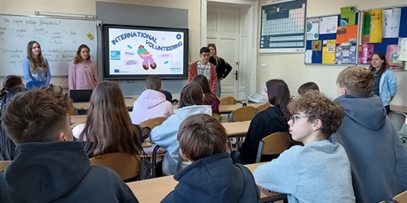 Powiększ grafikę: Zadawanie pytań.