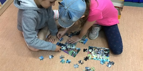 Powiększ grafikę: Dziewczynki układają puzzle.