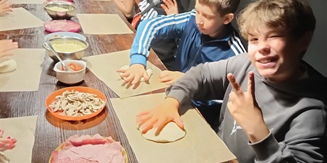 Powiększ grafikę: Rozciąganie ciasta.