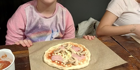 Powiększ grafikę: Pizze czekają na piec.