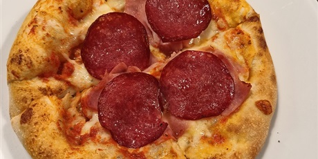 Powiększ grafikę: Upieczona pizza.