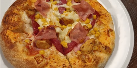 Powiększ grafikę: Upieczona pizza.