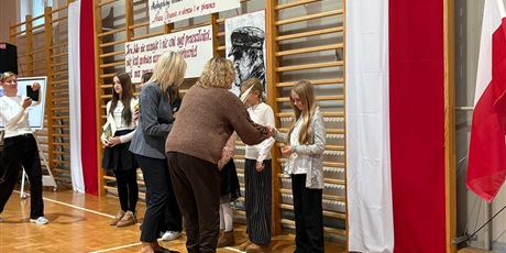 Powiększ grafikę: Wręczanie dyplomów.