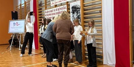 Powiększ grafikę: Wręczanie dyplomów.