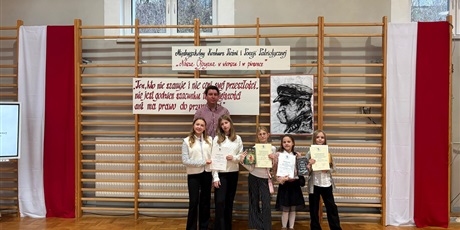 Powiększ grafikę: Nauczyciel muzyki z uczestniczkami konkursu.