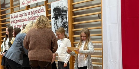 Powiększ grafikę: Wręczanie dyplomów.