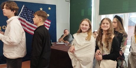 Powiększ grafikę: Czekanie na występ.