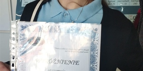 Powiększ grafikę: Wyróżniona uczennica z dyplomem.