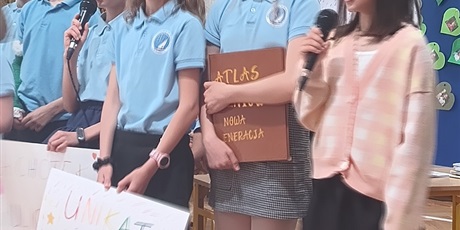 Powiększ grafikę: Natalia w roli nauczycielki.