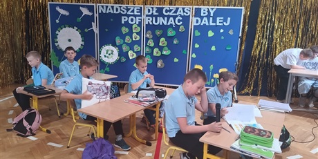 Powiększ grafikę: Klasa 3 w ławeczkach.