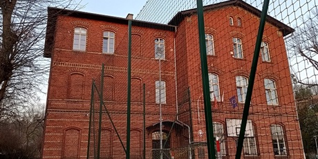 Powiększ grafikę: Budynek szkoły.