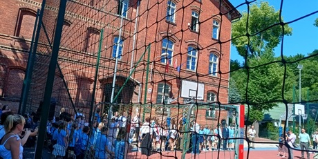 Powiększ grafikę: Uczniowie i rodzice na apelu.