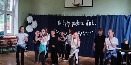 Powiększ grafikę: Taniec klasy 3b.