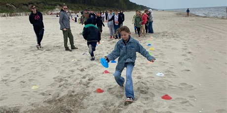 Powiększ grafikę: Zabawy bieżne na plaży.
