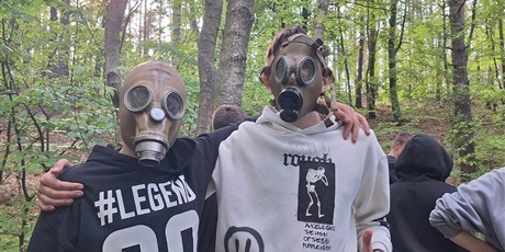 Powiększ grafikę: W maskach p-poż.
