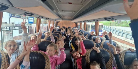 Powiększ grafikę: Klasy 3 w autokarze.